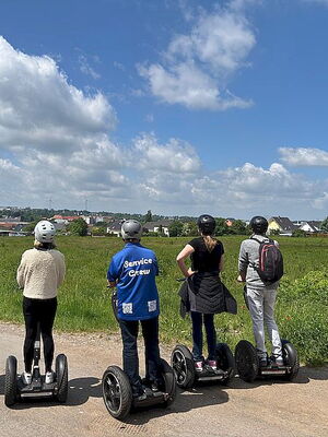 Gruppenstopp mit Blick über Freiberg während der Segway-Tour mit Peter Mey.
